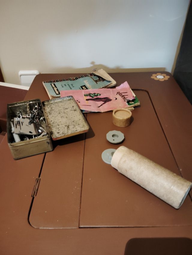 Máquina coser Wertheim con mueble restaurado.