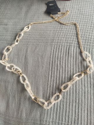 Collar dorado y blanco