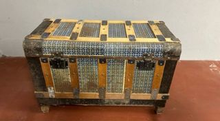 Baúl antiguo de madera y metal