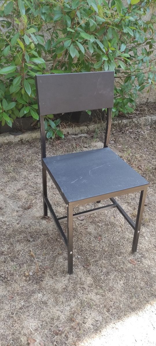 Silla de metal y madera negra