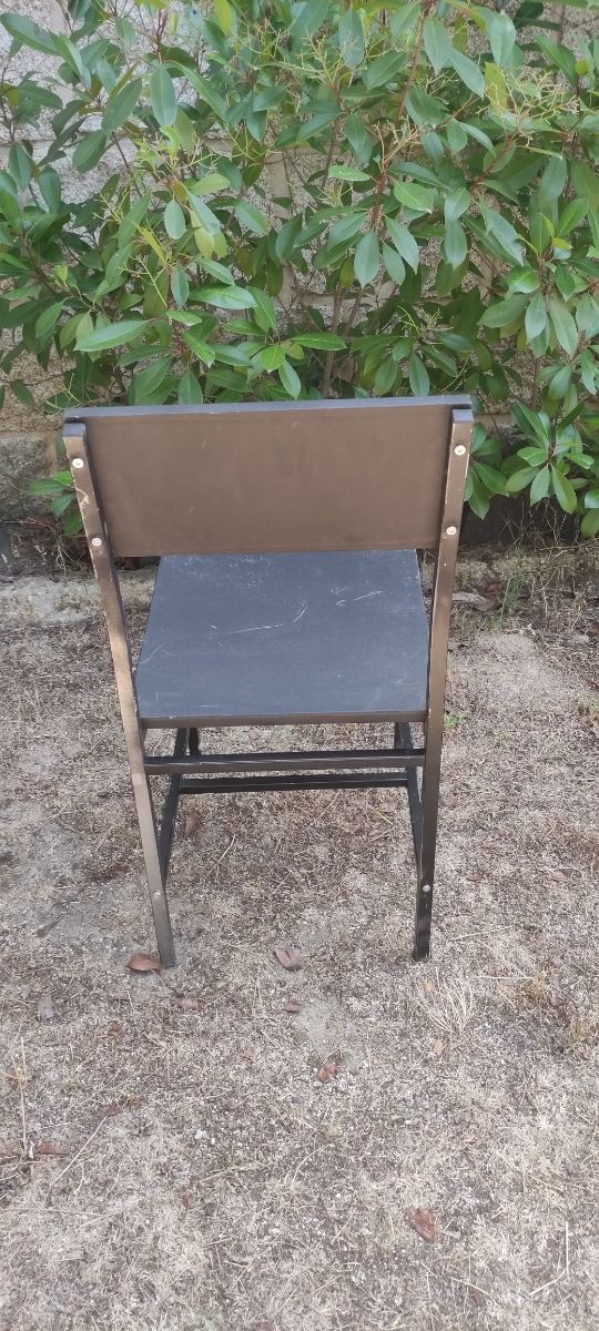 Silla de metal y madera negra