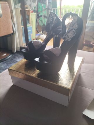 Zapatos tacón alto a estrenar