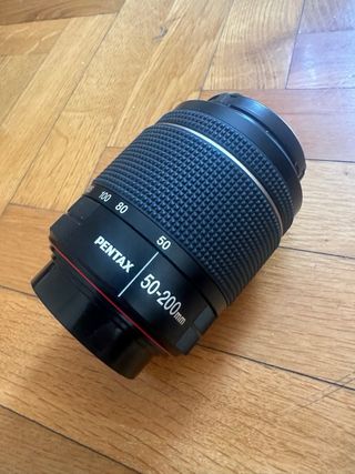 Kit Pentax K-50: Cámara réflex blanca