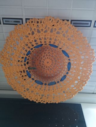Cappellino uncinetto arancio decorato