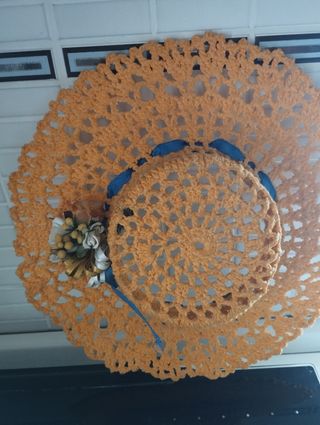 Cappellino uncinetto arancio decorato