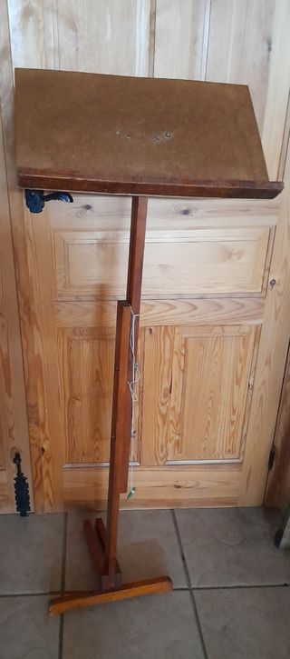 Atril de madera.
Artesanal. 
