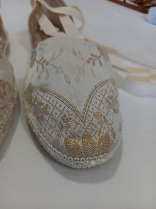 Alpargatas artesanales beige y dorado