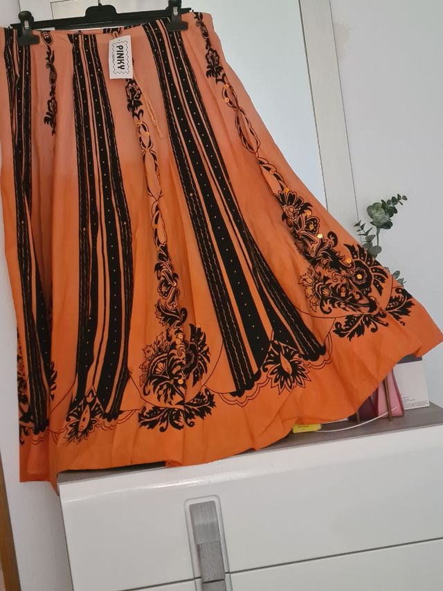 Falda de Pinky naranja y negra única 7.euros