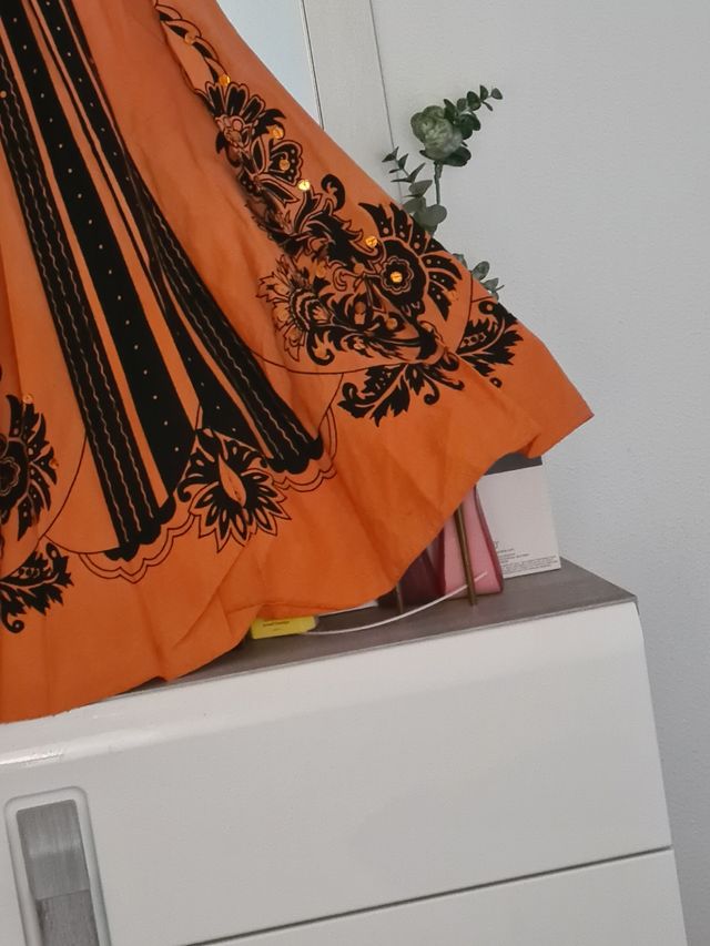 Falda de Pinky naranja y negra única 7.euros