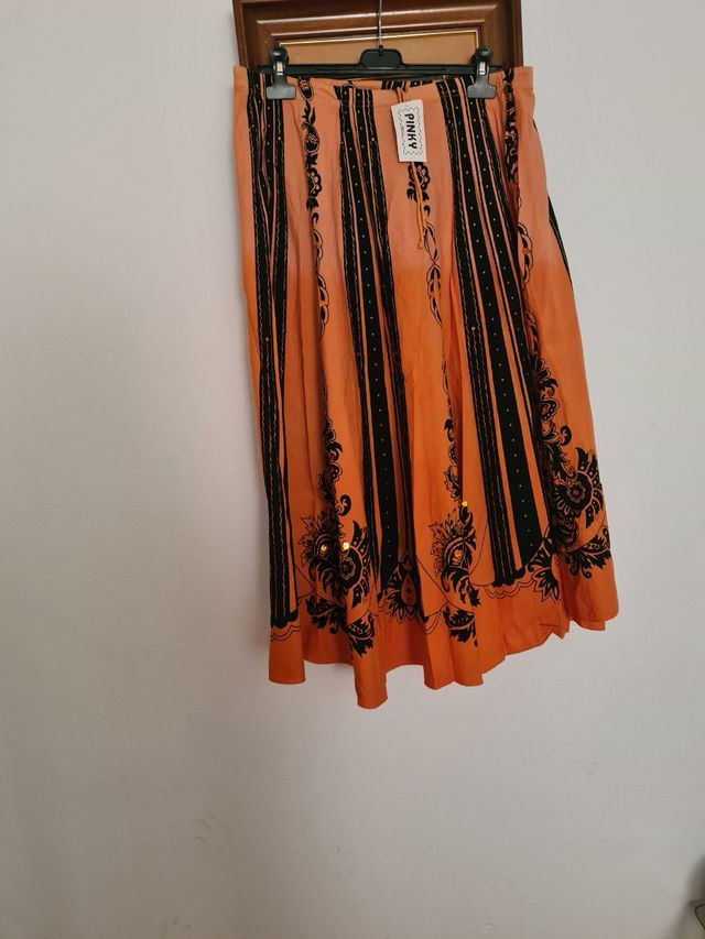 Falda de Pinky naranja y negra única 7.euros
