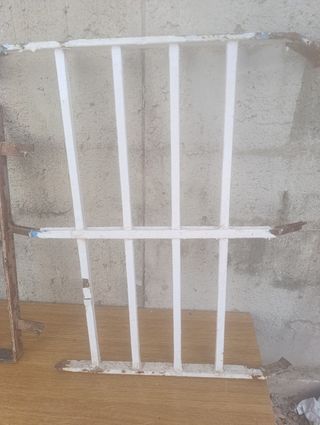 Reja metálica blanca antigua