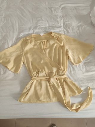 Blusa camisa Mango amarillo claro satinado lazo