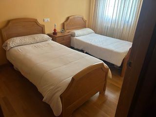 DORMITORIO DOS CAMAS DE 90 MAS MESITA DE NOCHE 