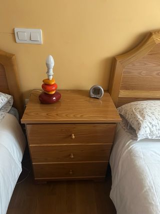 DORMITORIO DOS CAMAS DE 90 MAS MESITA DE NOCHE 