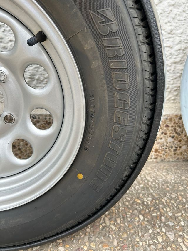 Cubre rueda de repuesto Suzuki dorado con rueda