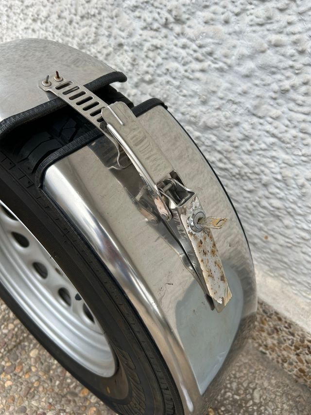 Cubre rueda de repuesto Suzuki dorado con rueda