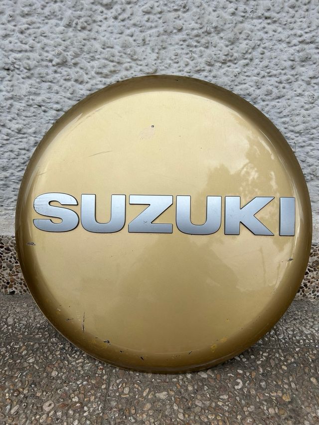 Cubre rueda de repuesto Suzuki dorado con rueda