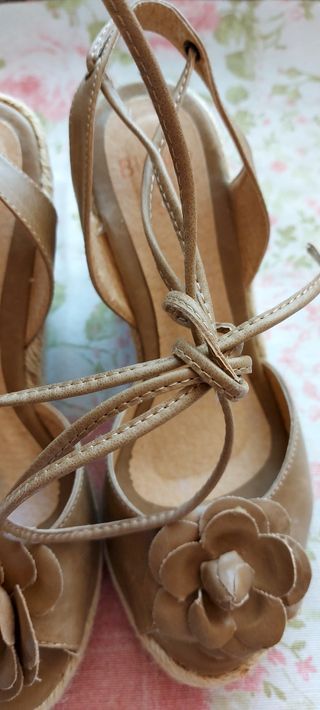 Cuñas Blanco color beige