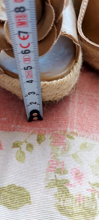 Cuñas Blanco color beige