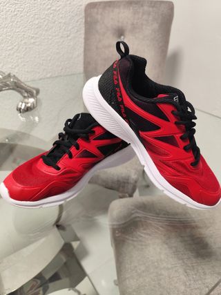 Zapatillas Fila rojas y negras