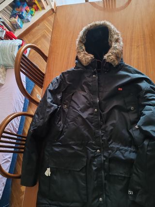 Parka negra con capucha de pelo