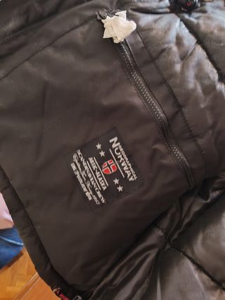 Parka negra con capucha de pelo