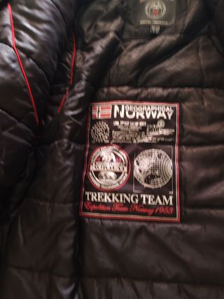 Parka negra con capucha de pelo