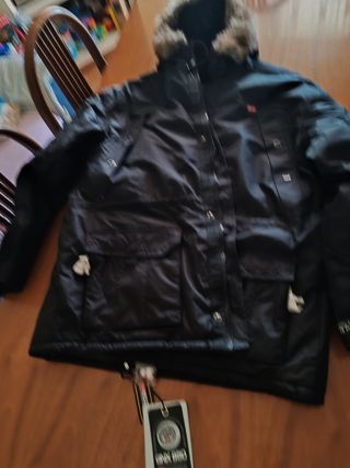 Parka negra con capucha de pelo