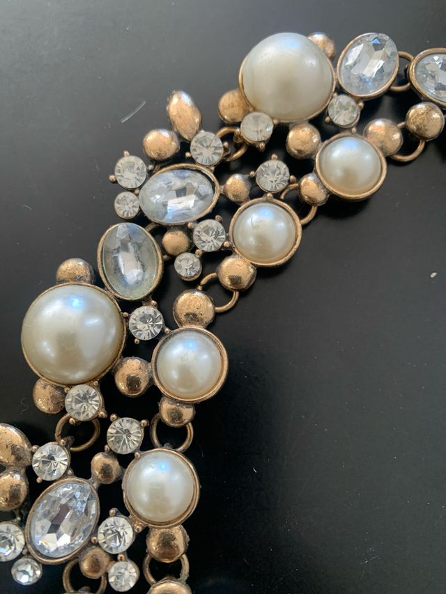 Collares y pulseras dorados y blancos