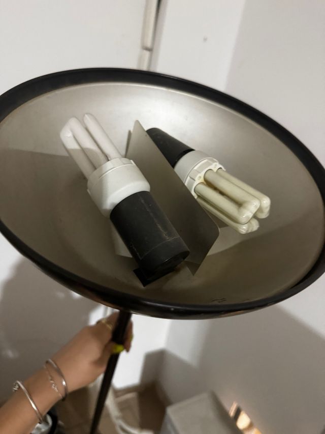 Lampara de pie negra metalica