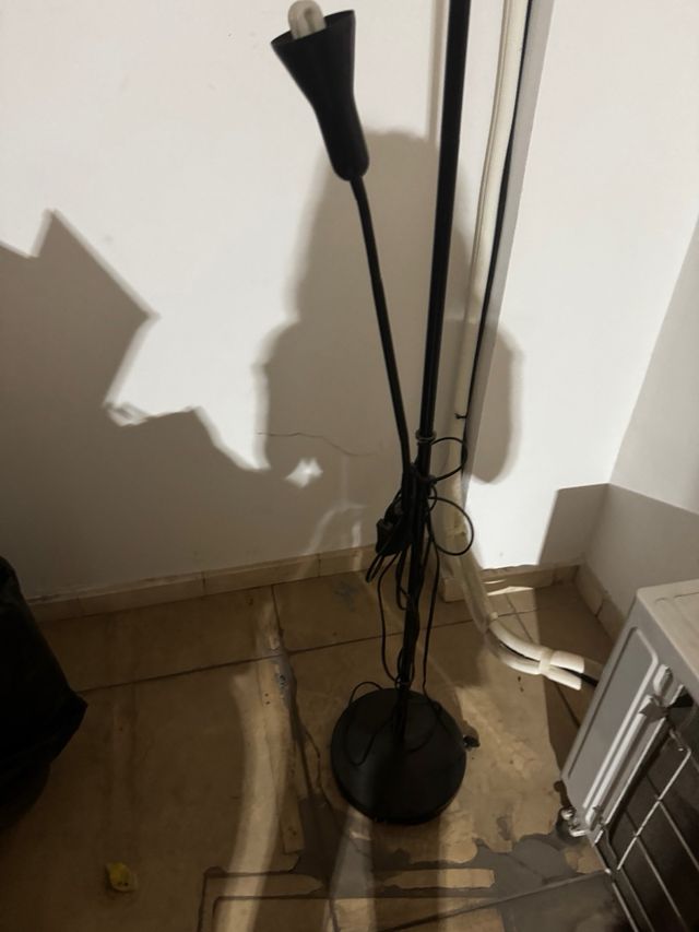 Lampara de pie negra metalica