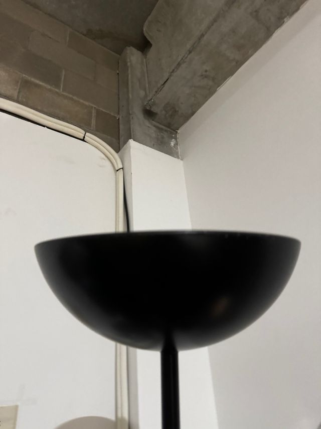 Lampara de pie negra metalica