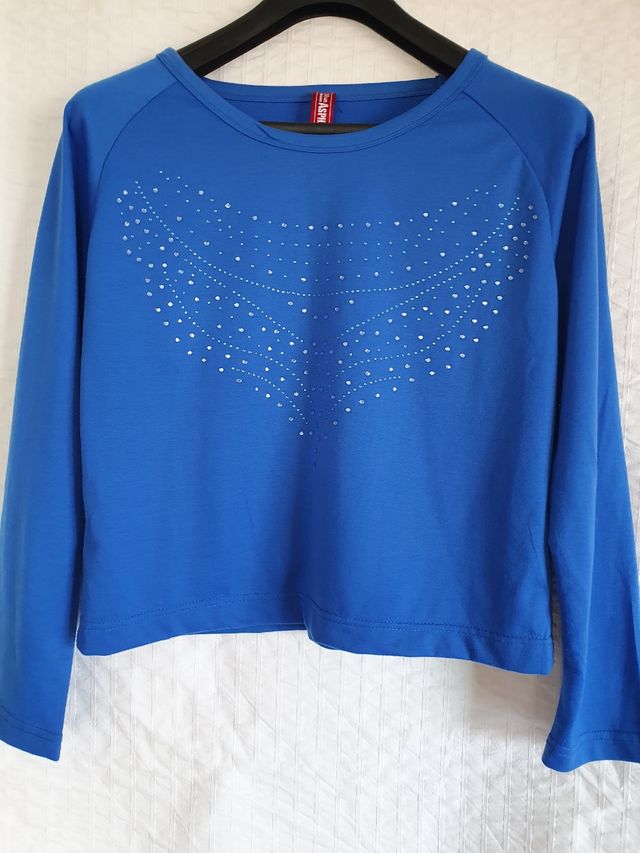 Camiseta azul con pedrería