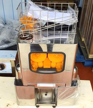MÁQUINA EXPRIMIDORA DE NARANJAS A ESTRENAR