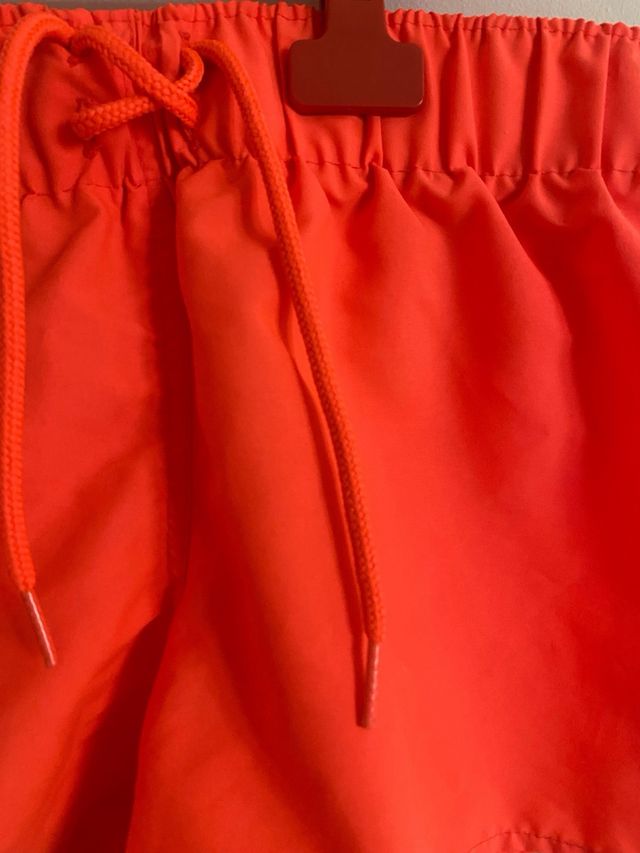 Shorts deportivos naranja.