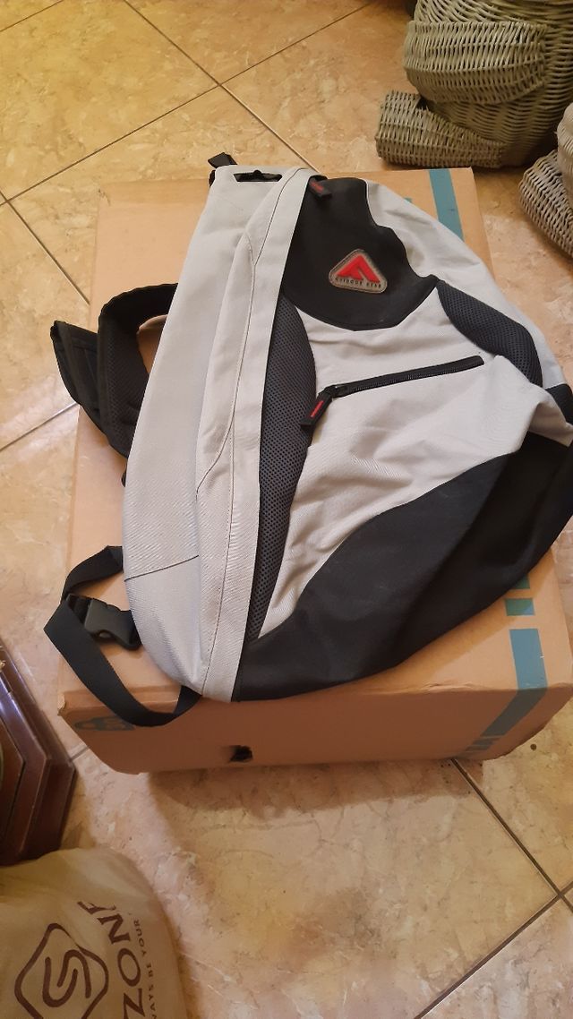 Bandolera gris y negra