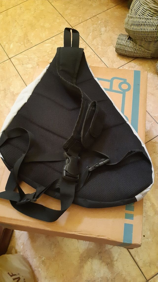 Bandolera gris y negra