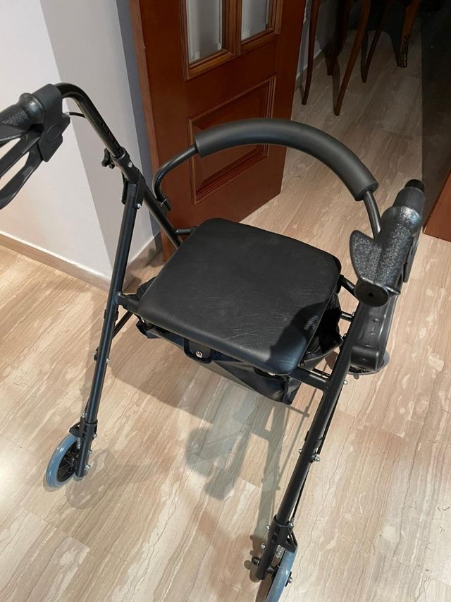 Deambulatore con seduta pieghevole