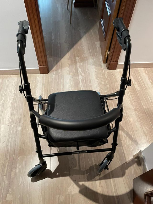 Deambulatore con seduta pieghevole