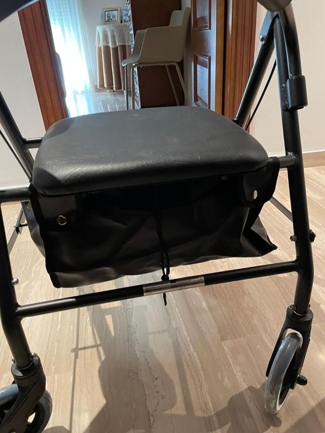 Deambulatore con seduta pieghevole