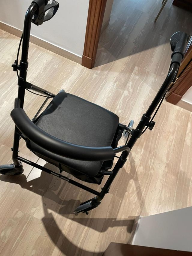 Deambulatore con seduta pieghevole