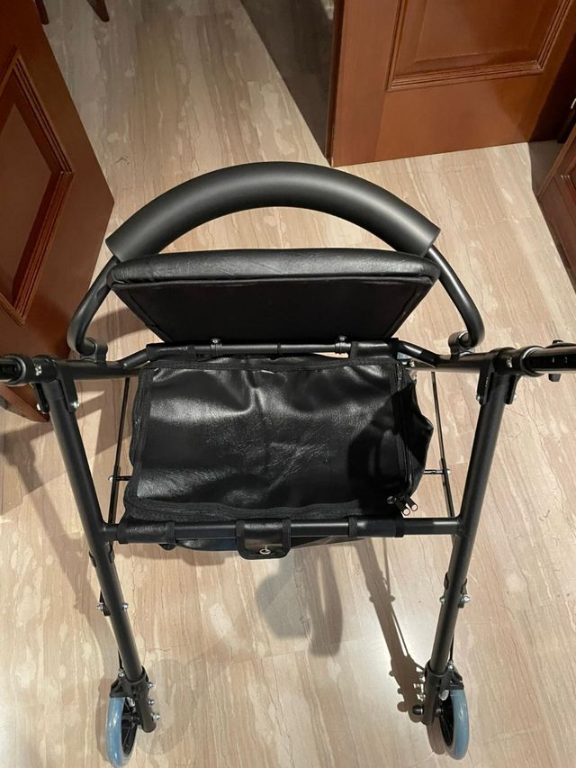 Deambulatore con seduta pieghevole