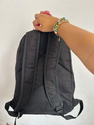 Mochila negra con detalles fucsia