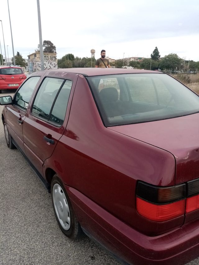 Volkswagen Vento rojo