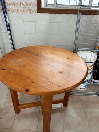 Mesa redonda de madera