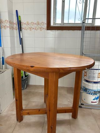 Mesa redonda de madera