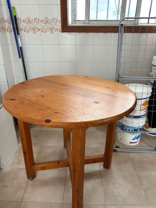 Mesa redonda de madera