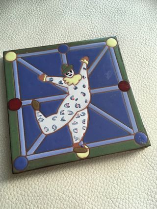 Azulejo decorado con un payaso