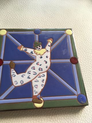 Azulejo decorado con un payaso