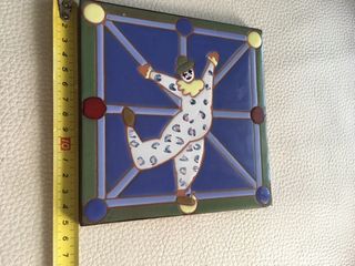 Azulejo decorado con un payaso